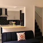 2 Bedroom Free Wifi And Parking 아파트