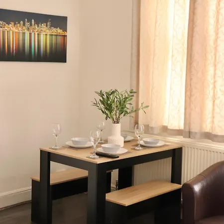 2 Bedroom Free Wifi&parking Leeds (West Yorkshire)