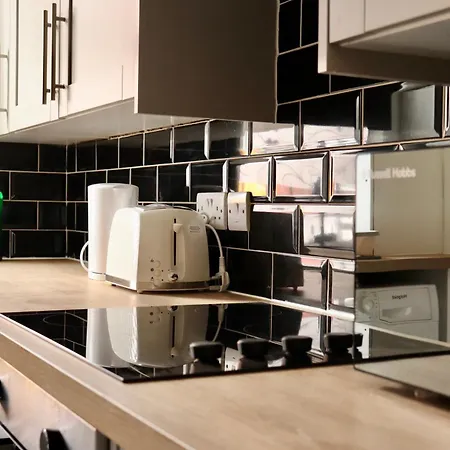 2 Bedroom Free Wifi And Parking * Leeds (West Yorkshire)