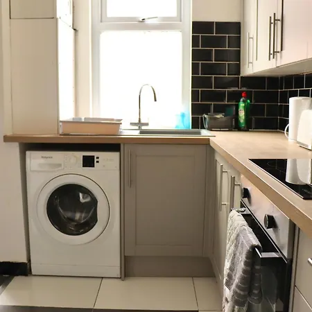 2 Bedroom Free Wifi&parking Leeds (West Yorkshire)