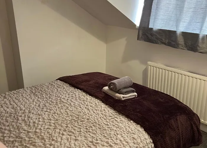 2 Bedroom Free Wifi And Parking * Leeds (West Yorkshire)